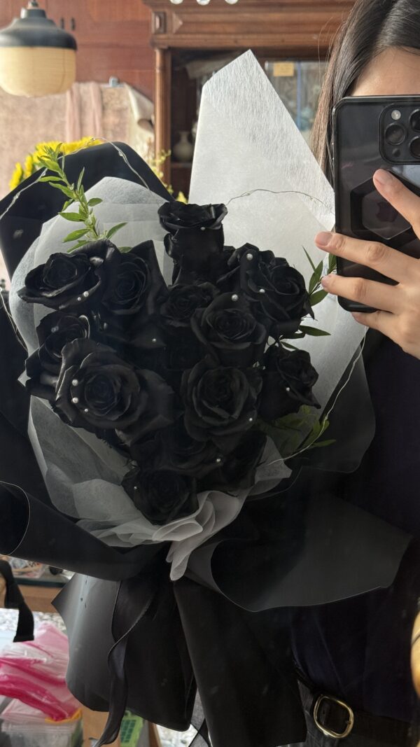 黑玫瑰花束推薦、神秘風格花束、個性系花束送禮、黑色情人節花束、黑色系花藝設計、黑色捧花拍攝、彰化花店推薦黑玫瑰