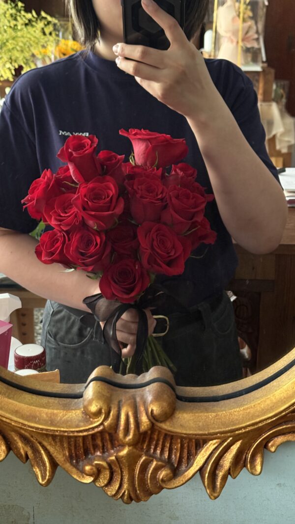 紅玫瑰鮮花捧花 小紅書風格 適合黑色婚紗