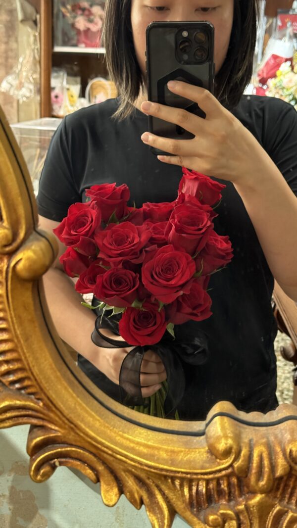 紅玫瑰鮮花捧花 小紅書風格 適合黑色婚紗