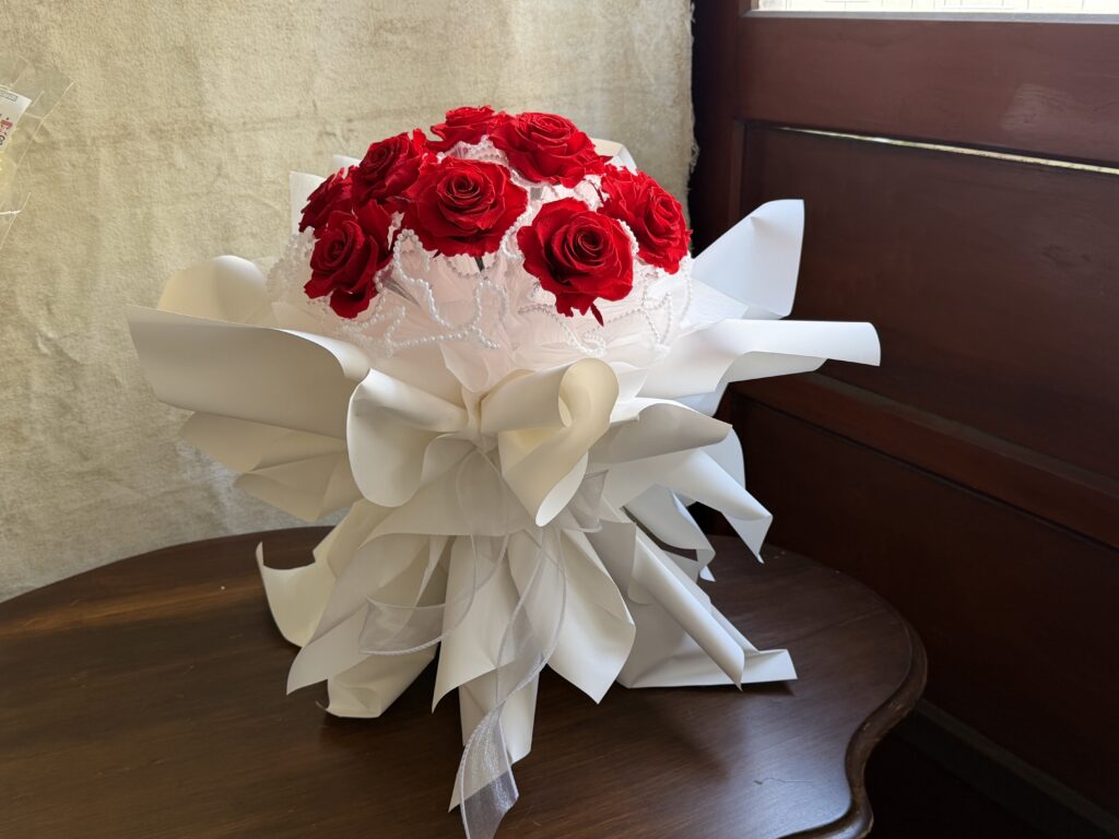 韓式圓型花束包裝作品，11朵紅玫瑰永生花包裝花束，白色包裝紙搭配珍珠鍊裝飾